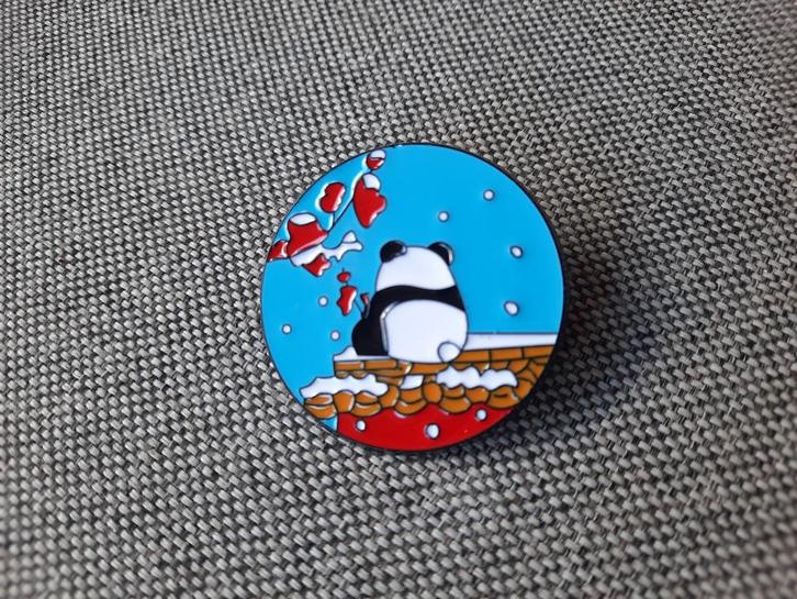 1 mooie grote ronde kleuriijke pin met een panda te koop, Verzamelen, Speldjes, Pins en Buttons, Nieuw, Speldje of Pin, Overige onderwerpen