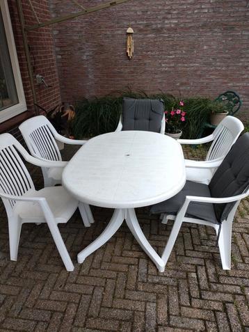 Hartman kunststof tuinset. Tafel met 5 stapelbare stoelen beschikbaar voor biedingen