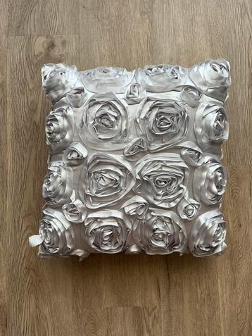 Zilverkleurig kussen met rozen