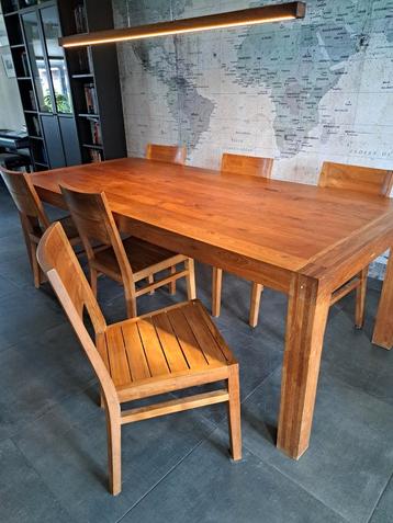 teakhouten tafel en 6 stoelen. beschikbaar voor biedingen