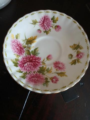 Royal Albert Chrysanthemum Porseleinen Schotel met Bloemen beschikbaar voor biedingen