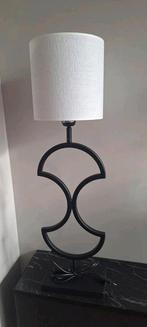 Zwart metalen light en living lampvoet met witte kap, Huis en Inrichting, Lampen | Tafellampen, 50 tot 75 cm, Nieuw, Ophalen of Verzenden