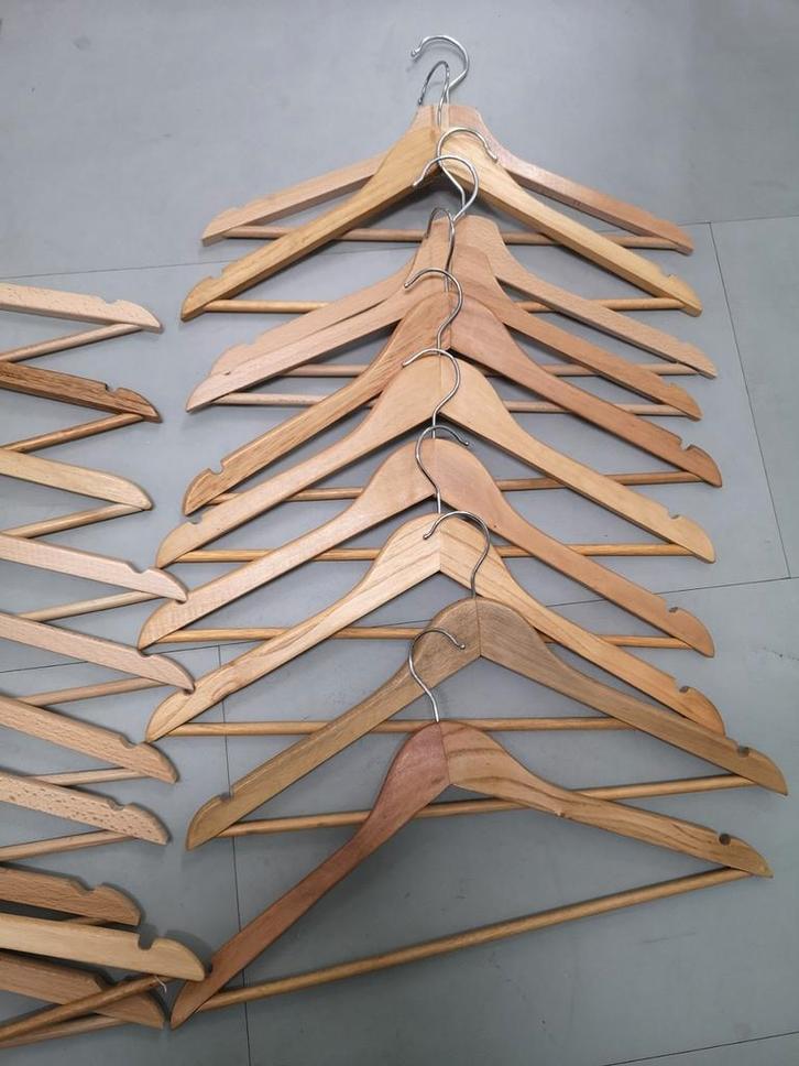 20 houten kledinghangers – €19, Kleding | Dames, Kledinghangers, Zo goed als nieuw, Hout, Ophalen