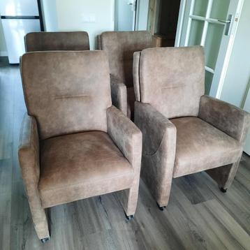 4 armstoelen zo goed als nieuw beschikbaar voor biedingen