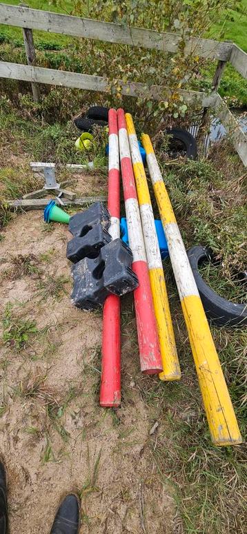 Springbalken en kunstof blokken beschikbaar voor biedingen