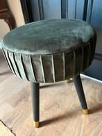 Groen fluwelen krukje met gouden details, Huis en Inrichting, Krukjes, Ophalen, Zo goed als nieuw, Hout