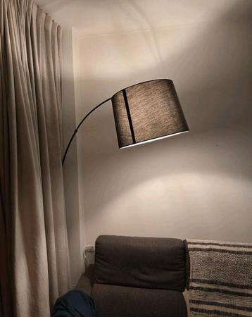 Stijlvolle booglamp – moderne en gezellige look beschikbaar voor biedingen
