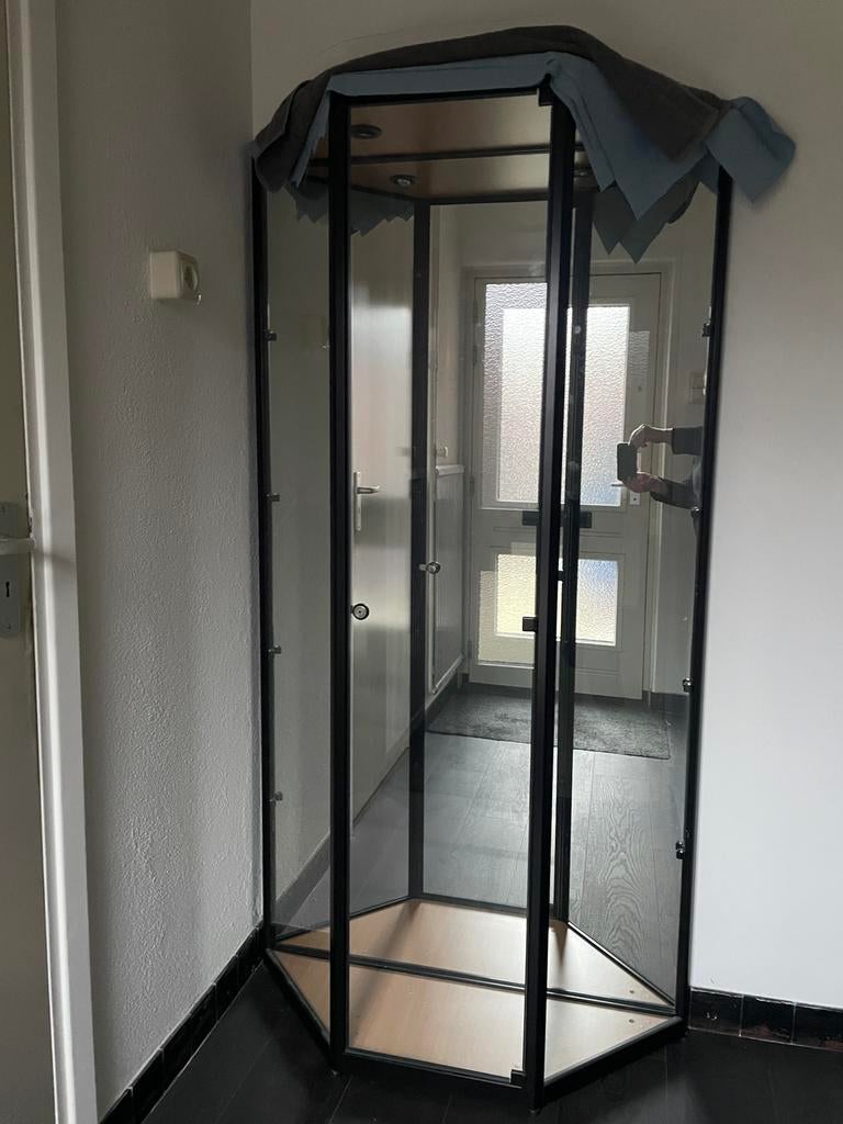 Mooie glazen vitrinekast met 4 glasplaten, Huis en Inrichting, Kasten | Vitrinekasten, Zo goed als nieuw, 150 tot 200 cm, 50 tot 100 cm