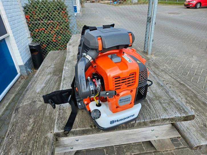 ACTIE Husqvarna 570BTS bladblazer, Tuin en Terras, Bladblazers, Nieuw, Ruggedragen, Benzine, Ophalen of Verzenden