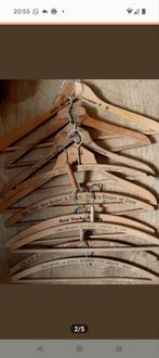 50 kledinghangers hout met winkeliersnamen oud, Ophalen, Gebruikt