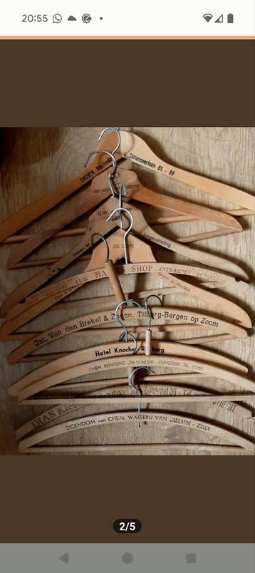 50 kledinghangers hout met winkeliersnamen oud beschikbaar voor biedingen