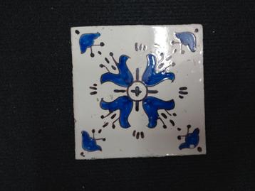 Oude Hollandse Tegel met Blauw Bloemmotief beschikbaar voor biedingen