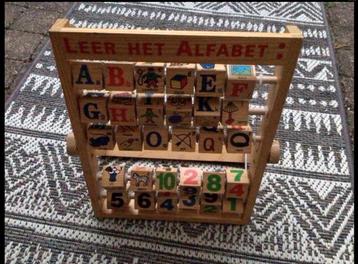 Oud houten rekje Alfabet lees de info! beschikbaar voor biedingen