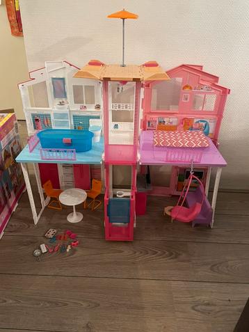 Barbiehuis met drie verdiepingen beschikbaar voor biedingen