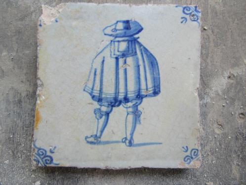 een 17e eeuwse tegel met een man in klederdracht, Antiek en Kunst, Antiek | Wandborden en Tegels, Ophalen of Verzenden