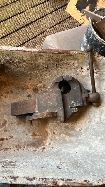 Zware robuuste bankschroef beschikbaar voor biedingen