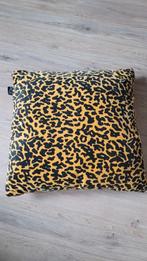 Sierkussen geel panter print 50x50, Ophalen of Verzenden, Geel, Vierkant