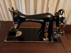 ouderwets naaimachine met meubel, Ophalen