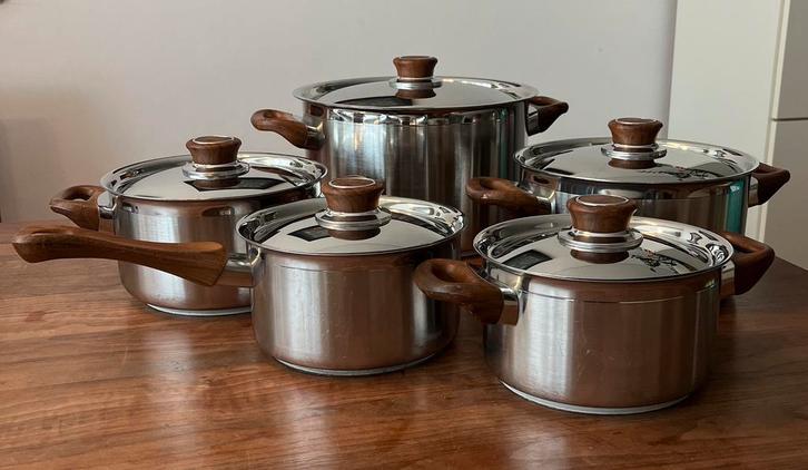 BK Pannenset (5) met deksel rvs met bruine ‘ houten ‘ grepen, Huis en Inrichting, Keuken | Potten en Pannen, Gebruikt, Pannenset