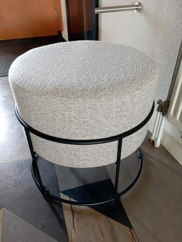 Mooie Hocker/ poef beschikbaar voor biedingen
