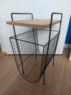 Bijzet tafel met krantenrek/opbergvak, Huis en Inrichting, Tafels | Bijzettafels, Minder dan 55 cm, Gebruikt, Rechthoekig, Ophalen