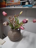 Mooie brynxz kruik met zijden boeket tulpen, Ophalen of Verzenden, Zo goed als nieuw