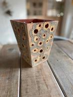 Handgemaakte vierkante vaas met gaten. Taupe terracotta., Ophalen, Overige kleuren, Aardewerk of Porselein, Zo goed als nieuw