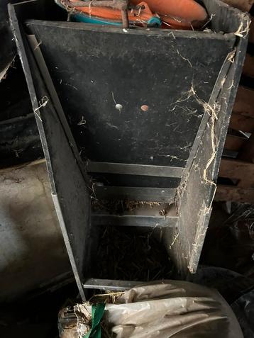 Voerbakken voor dieren beschikbaar voor biedingen