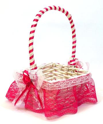 Prachtige witte rieten mandje met fuchsia kant. beschikbaar voor biedingen