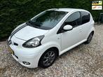 Toyota Aygo 1.0-12V Dynamic Navigator 2e eigenaar 108DKM NAP, Auto's, Voorwielaandrijving, Euro 5, Gebruikt, Huisgarantie