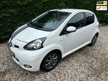 Toyota Aygo 1.0-12V Dynamic Navigator 2e eigenaar 108DKM NAP beschikbaar voor biedingen
