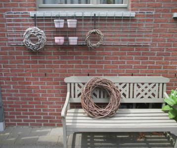 Groot metalen wandrek beschikbaar voor biedingen