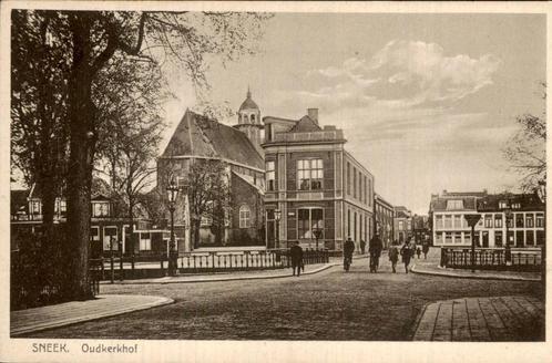Oudkerkhof in Sneek, met kerk en historische gebouwen, Verzamelen, Ansichtkaarten | Nederland, Ongelopen, Friesland, 1920 tot 1940