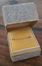 Antiek, vintage ringdoosje. Beige., Ophalen of Verzenden, Gebruikt