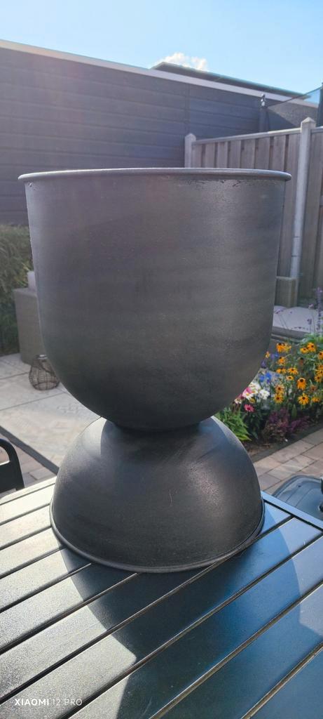 Ferm LIVING Hourglass Bloempot L, Tuin en Terras, Bloembakken en Plantenbakken, Zo goed als nieuw, Metaal, Binnen, Balkon, Tuin