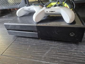 Xbox One 500gb met 3 controllers. beschikbaar voor biedingen