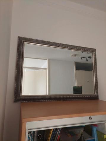 Mooi Spiegel te koop met zilveren omlijsting beschikbaar voor biedingen