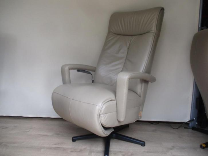 NIEUWSTAAT Prominent Stockholm relax fauteuil  XL  3 motoren, Huis en Inrichting, Fauteuils, Zo goed als nieuw, Hout, Leer, Metaal