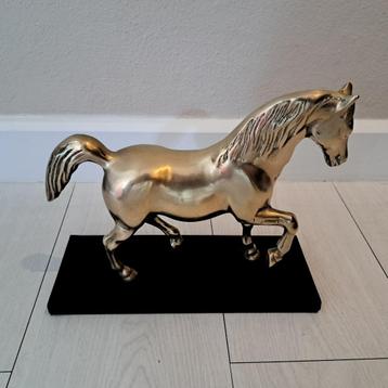 Messing paard beschikbaar voor biedingen