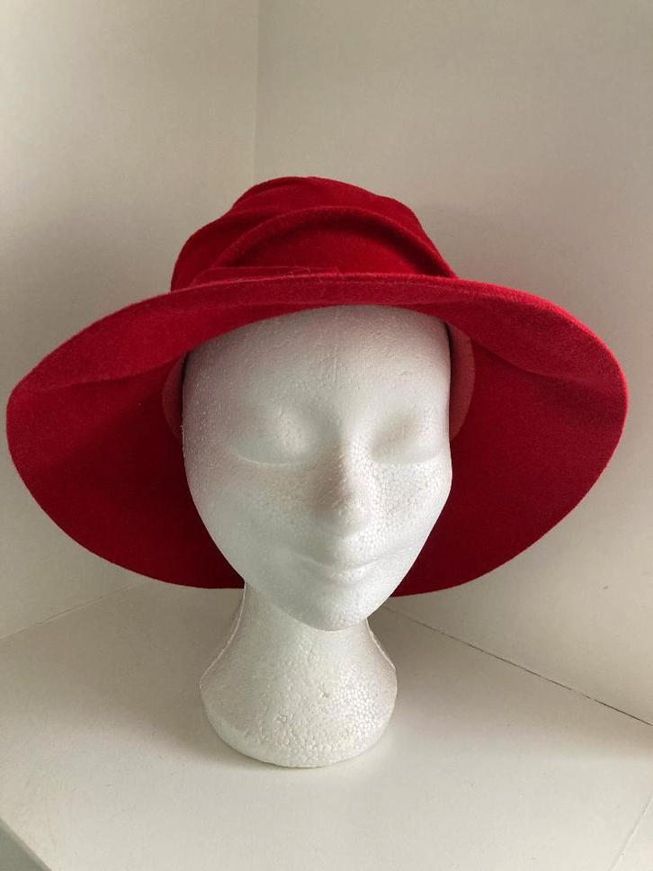 Rode hoed - Seeberger, Kleding | Dames, Hoeden en Petten, Gedragen, Hoed, 58 cm (L, 7¼ inch) of meer, Ophalen of Verzenden