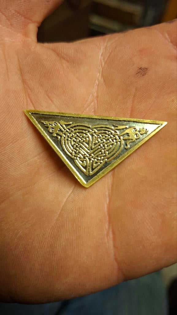 Vintage Driehoekige Broche met Keltisch Motief, Overige materialen, Gebruikt, Minder dan 4 cm, Ophalen of Verzenden