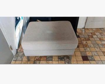 Lichtgrijze poef. Zit heerlijk!! GRATIS!