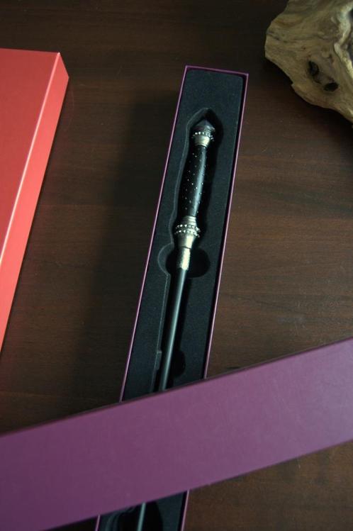Onofficiele wand toverstok Leta Lestrange met officiele doos, Verzamelen, Harry Potter, Zo goed als nieuw, Replica, Ophalen of Verzenden