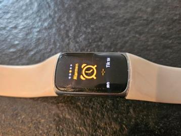 Fitbit Charge 5  beschikbaar voor biedingen