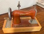 Vintage Kindernaaimachine USSR Decoratie Object Verzamelobje, Ophalen of Verzenden