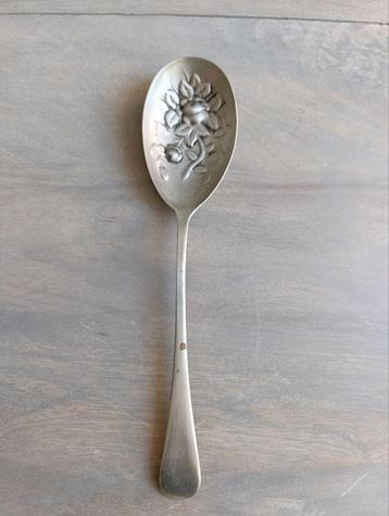 Antiek vintage verzilverde fruit lepel met rozen reliëf  beschikbaar voor biedingen