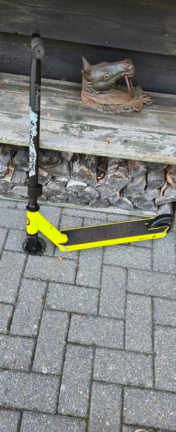 Neon Groene Stuntstep beschikbaar voor biedingen