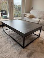 Salontafel Westwing betonlook grijs met zwart onderstel, Huis en Inrichting, Tafels | Salontafels, Ophalen, Gebruikt, 100 tot 150 cm