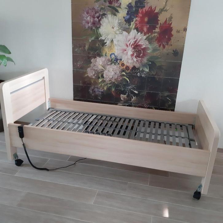 Elektrisch verstelbaar verrijdbaar seniorenbed/1-persoonsbed, Huis en Inrichting, Slaapkamer | Bedden, Zo goed als nieuw, Eenpersoons