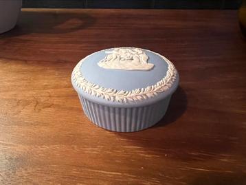 Mooi blauw Wedgwood Jasperware beschikbaar voor biedingen